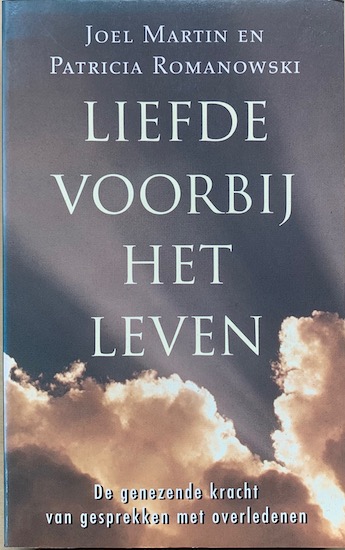 Martin, Joel  /  Romanowski, Patricia - LIEFDE VOORBIJ HET LEVEN. De genezende kracht van gesprekken met overledenen.
